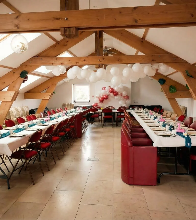 Salle de réception sous charpente, dressée pour un événement