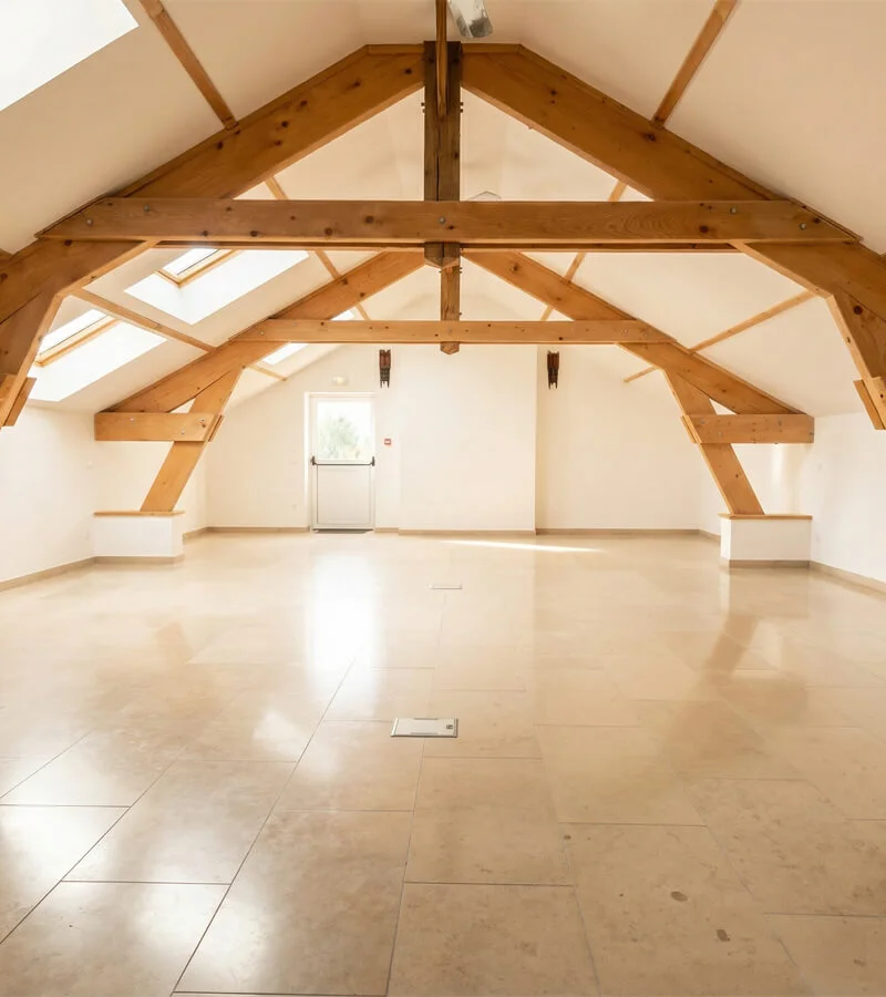 Salle de réunion sous charpente